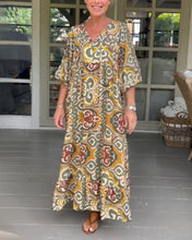 Laden Sie das Bild in den Galerie-Viewer, Maxikleid mit Print und V-Ausschnitt