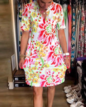 Laden Sie das Bild in den Galerie-Viewer, Kleid mit kurzen Ärmeln, Blumendruck und V-Ausschnitt