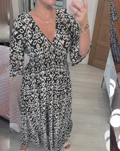 Laden Sie das Bild in den Galerie-Viewer, Rotes bedrucktes Maxikleid
