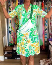 Laden Sie das Bild in den Galerie-Viewer, Kleid mit kurzen Ärmeln, Blumendruck und V-Ausschnitt