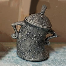 Laden Sie das Bild in den Galerie-Viewer, Tasse mit Haltung