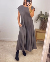 Laden Sie das Bild in den Galerie-Viewer, Ärmelloses schlichtes einfarbiges Kleid mit Falten