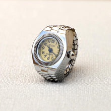 Laden Sie das Bild in den Galerie-Viewer, Retro-Ringuhr