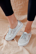 Laden Sie das Bild in den Galerie-Viewer, SNEAKERS AUS DIAMOND SILVER LEDER