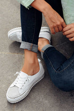 Laden Sie das Bild in den Galerie-Viewer, SNEAKERS AUS DIAMOND SILVER LEDER