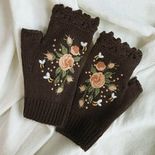 Laden Sie das Bild in den Galerie-Viewer, Handbestickte Handschuhe