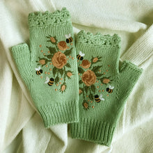 Laden Sie das Bild in den Galerie-Viewer, Handbestickte Handschuhe