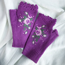 Laden Sie das Bild in den Galerie-Viewer, Handbestickte Handschuhe
