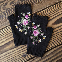 Laden Sie das Bild in den Galerie-Viewer, Handbestickte Handschuhe