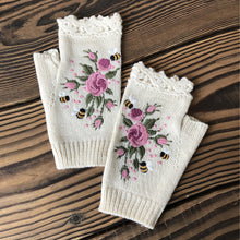 Laden Sie das Bild in den Galerie-Viewer, Handbestickte Handschuhe
