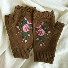 Laden Sie das Bild in den Galerie-Viewer, Handbestickte Handschuhe