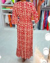 Laden Sie das Bild in den Galerie-Viewer, Rotes bedrucktes Maxikleid