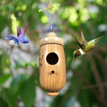 Laden Sie das Bild in den Galerie-Viewer, Hölzernes Kolibri-Haus - Geschenk für Naturliebhaber
