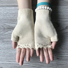 Laden Sie das Bild in den Galerie-Viewer, Handbestickte Handschuhe