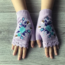 Laden Sie das Bild in den Galerie-Viewer, Handbestickte Handschuhe