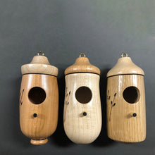 Laden Sie das Bild in den Galerie-Viewer, Hölzernes Kolibri-Haus - Geschenk für Naturliebhaber