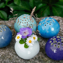 Laden Sie das Bild in den Galerie-Viewer, Perforierte handgemachte Vase Blume Stein Tischdekoration