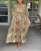 Laden Sie das Bild in den Galerie-Viewer, Maxikleid mit Print und V-Ausschnitt