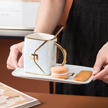 Laden Sie das Bild in den Galerie-Viewer, Kreative Tasse in Handtaschenform mit Untertasse und Löffel