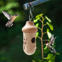 Laden Sie das Bild in den Galerie-Viewer, Hölzernes Kolibri-Haus - Geschenk für Naturliebhaber