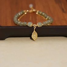 Laden Sie das Bild in den Galerie-Viewer, Doppelschichtiges Hetian-Jade-Armband mit Blattanhänger