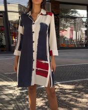 Laden Sie das Bild in den Galerie-Viewer, Kleid mit Revers, Aufdrucken und Schlitzen