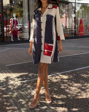 Laden Sie das Bild in den Galerie-Viewer, Kleid mit Revers, Aufdrucken und Schlitzen