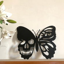Laden Sie das Bild in den Galerie-Viewer, Halloween Metallschädel Schmetterling Schmiedeeisen Wanddekoration