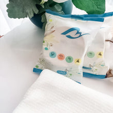 Laden Sie das Bild in den Galerie-Viewer, Komprimiertes Badetuch