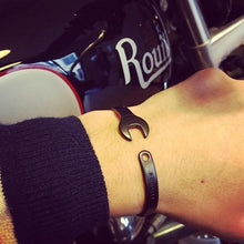 Laden Sie das Bild in den Galerie-Viewer, Titan Stahl Mutterschlüssel Armband