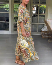 Laden Sie das Bild in den Galerie-Viewer, Maxikleid mit Print und V-Ausschnitt