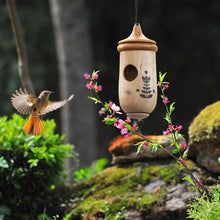 Laden Sie das Bild in den Galerie-Viewer, Hölzernes Kolibri-Haus - Geschenk für Naturliebhaber