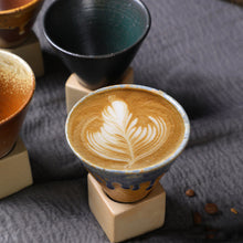 Laden Sie das Bild in den Galerie-Viewer, Retro-Kaffeetasse aus Keramik