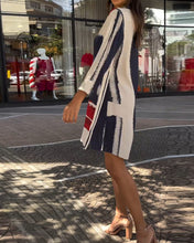 Laden Sie das Bild in den Galerie-Viewer, Kleid mit Revers, Aufdrucken und Schlitzen