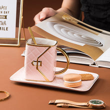 Laden Sie das Bild in den Galerie-Viewer, Kreative Tasse in Handtaschenform mit Untertasse und Löffel