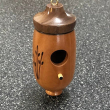 Laden Sie das Bild in den Galerie-Viewer, Hölzernes Kolibri-Haus - Geschenk für Naturliebhaber