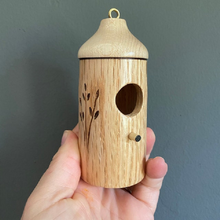 Laden Sie das Bild in den Galerie-Viewer, Hölzernes Kolibri-Haus - Geschenk für Naturliebhaber