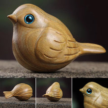 Laden Sie das Bild in den Galerie-Viewer, Handgefertigter Holzschnitzvogel
