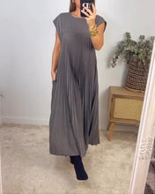 Laden Sie das Bild in den Galerie-Viewer, Ärmelloses schlichtes einfarbiges Kleid mit Falten