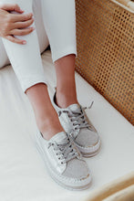 Laden Sie das Bild in den Galerie-Viewer, SNEAKERS AUS DIAMOND SILVER LEDER