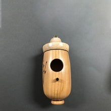 Laden Sie das Bild in den Galerie-Viewer, Hölzernes Kolibri-Haus - Geschenk für Naturliebhaber