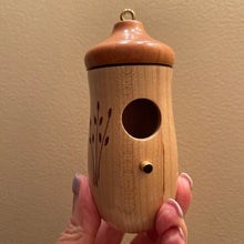 Laden Sie das Bild in den Galerie-Viewer, Hölzernes Kolibri-Haus - Geschenk für Naturliebhaber
