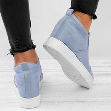 Laden Sie das Bild in den Galerie-Viewer, Buchstaben Slip-on-Turnschuhe mit Keilabsatz